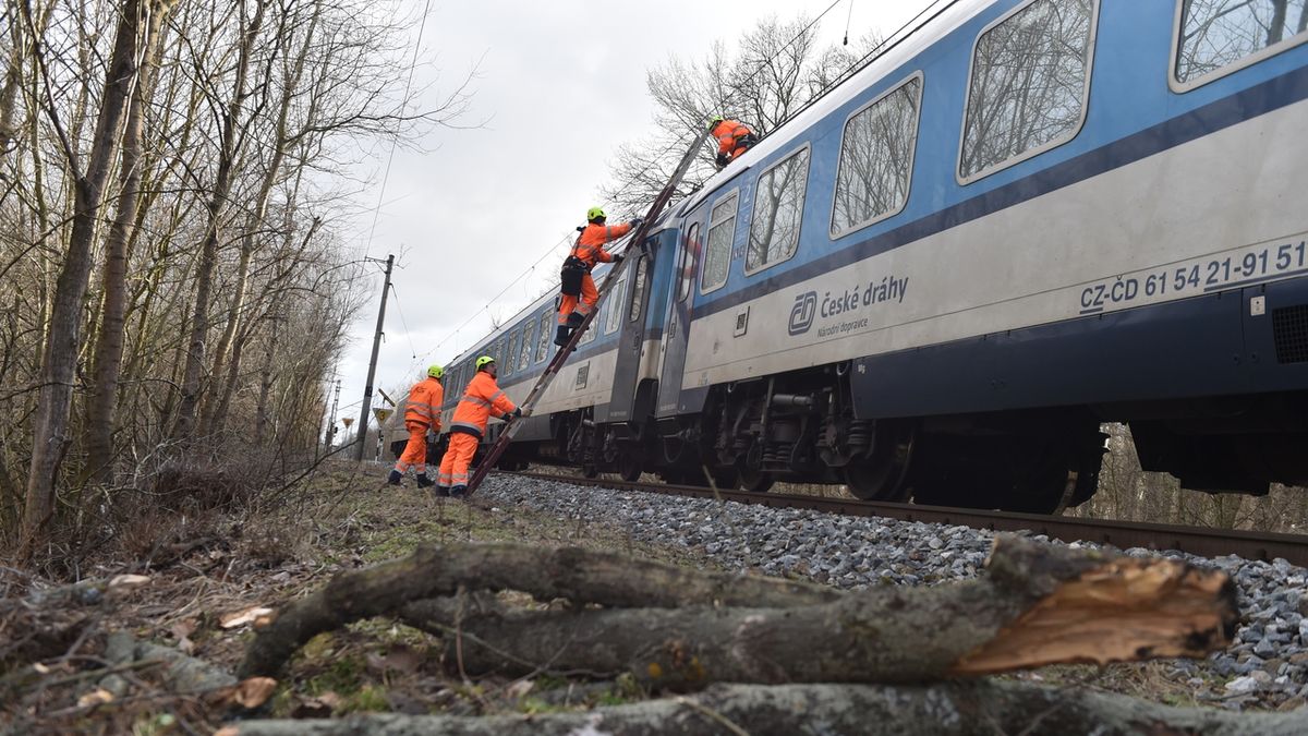 Vichr zastavil vlak na Břeclavsku, desítky lidí nešlo kvůli terénu evakuovat